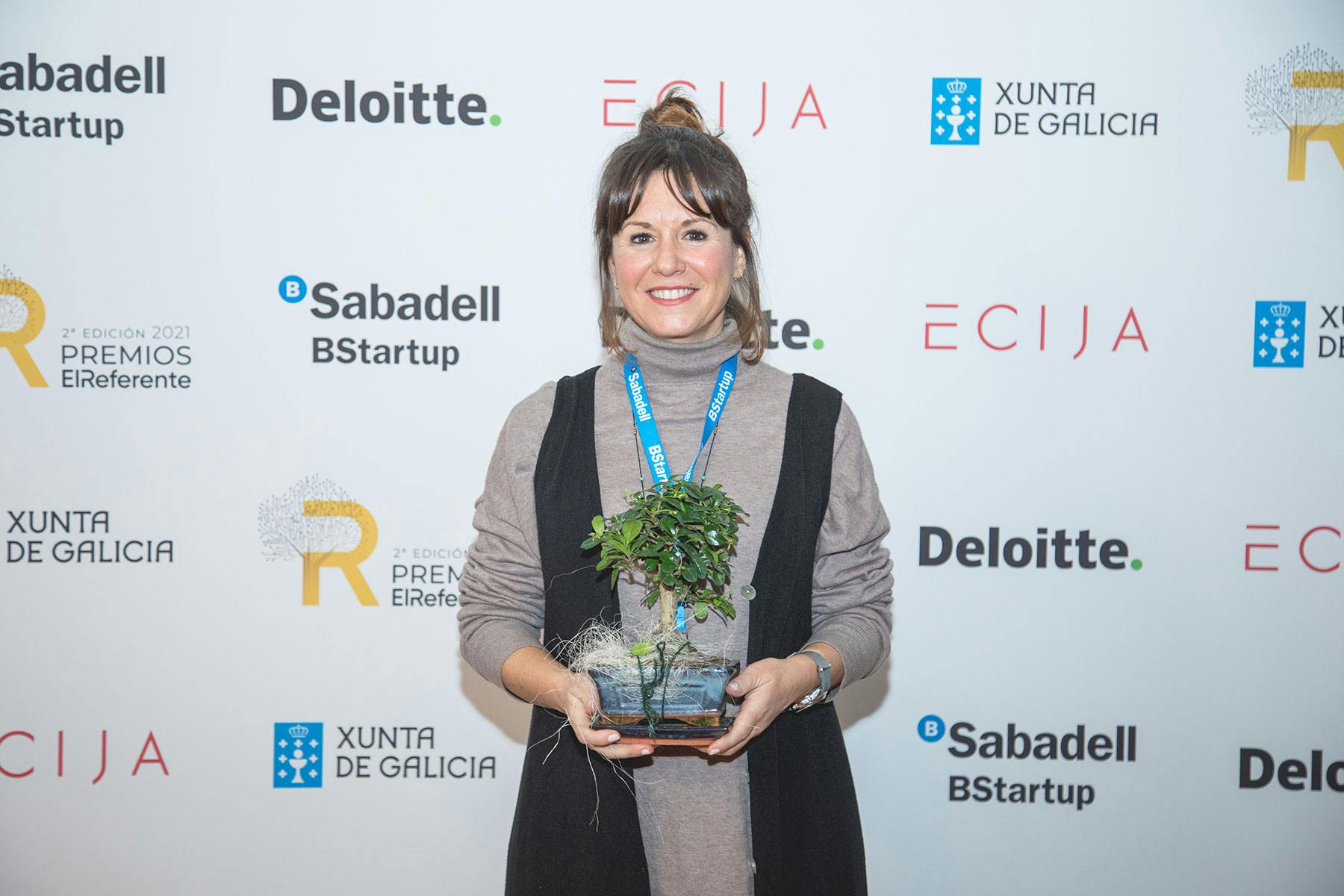 Paula, CEO de CoCircular,  recogiendo el premio a la 9ª startup más innovadora de El Referente