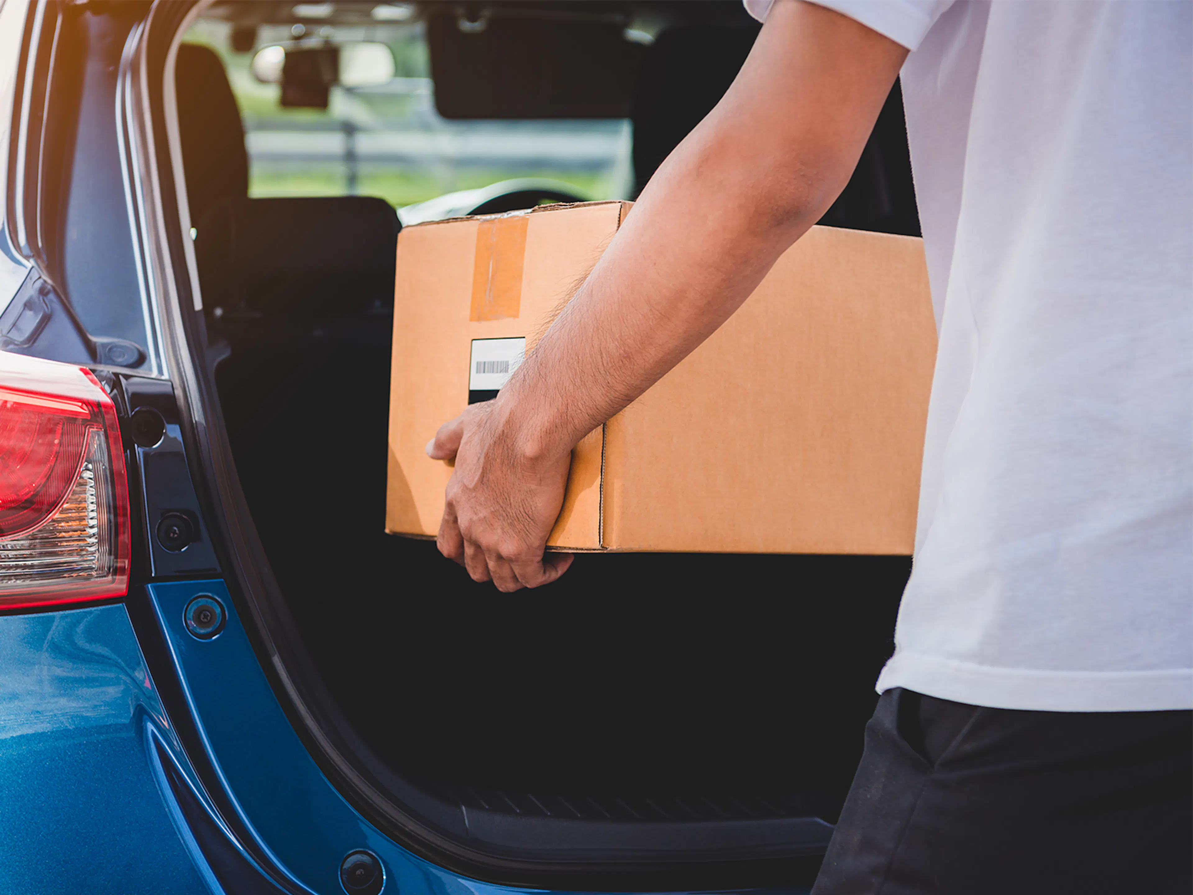particulier qui met un colis dans son coffre pour son cotransportage 