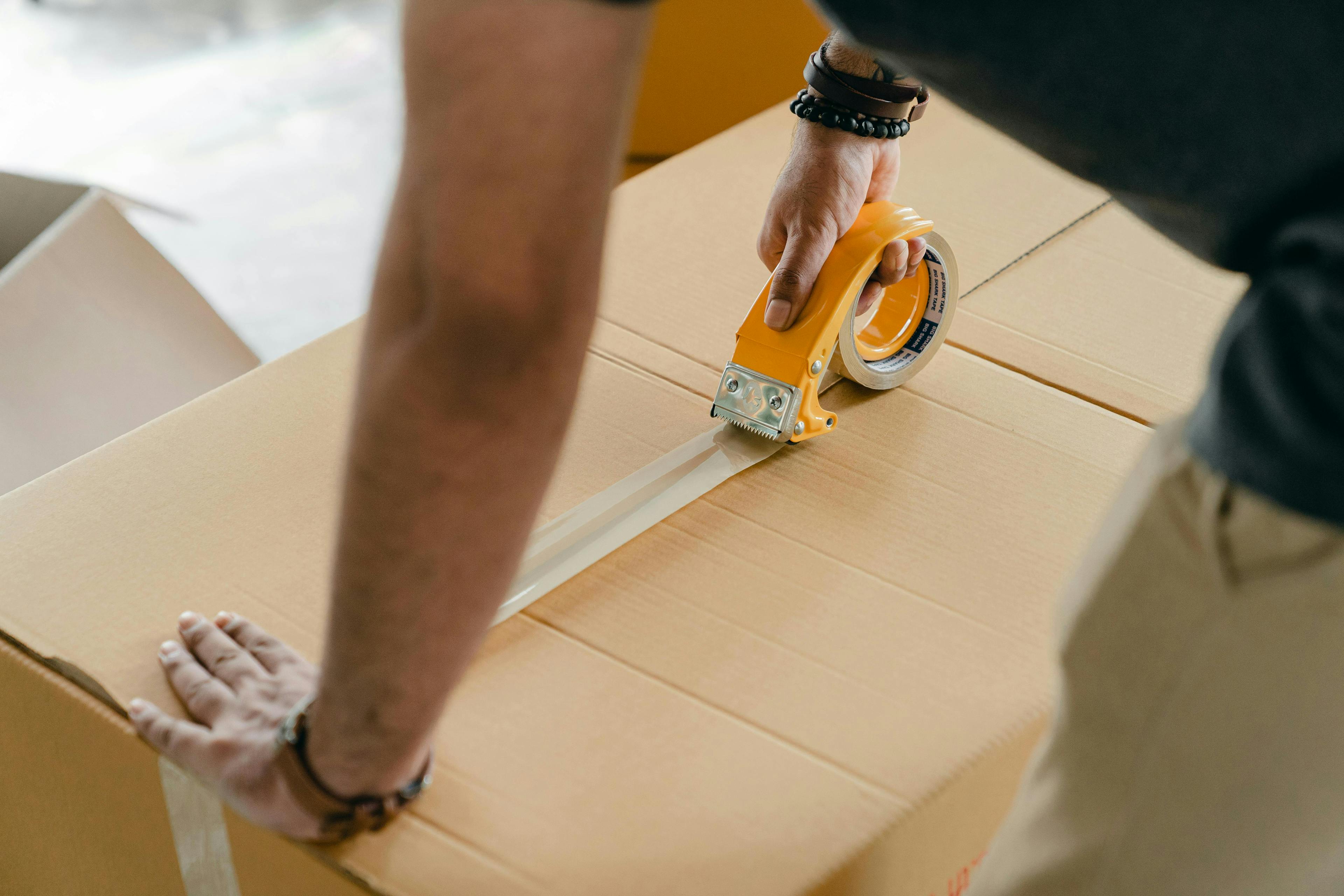 fermeture d'un carton avec du scotch