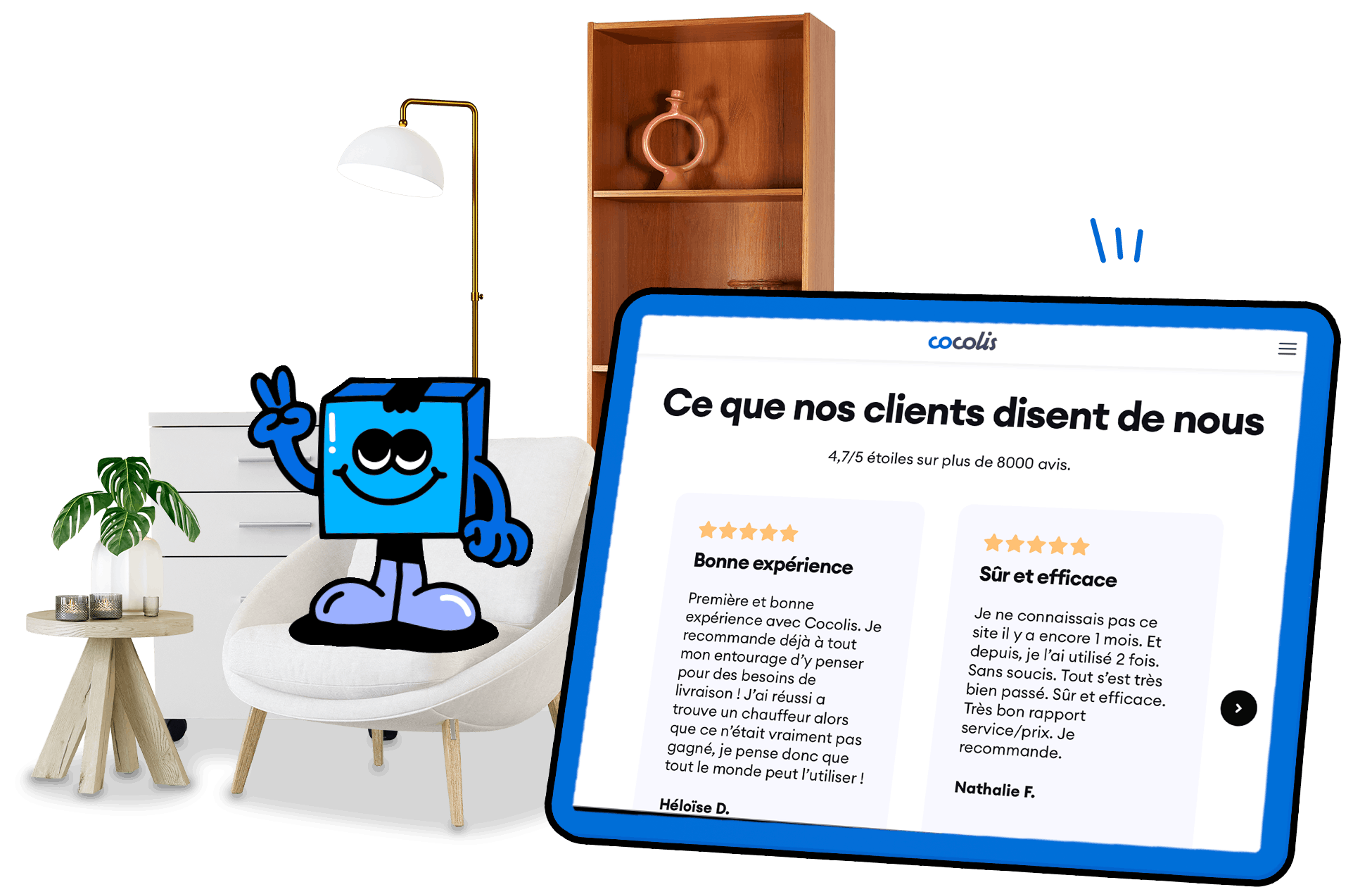 mascotte cocolis sur un fauteuil, avec une table basse, une armoire, une lampe