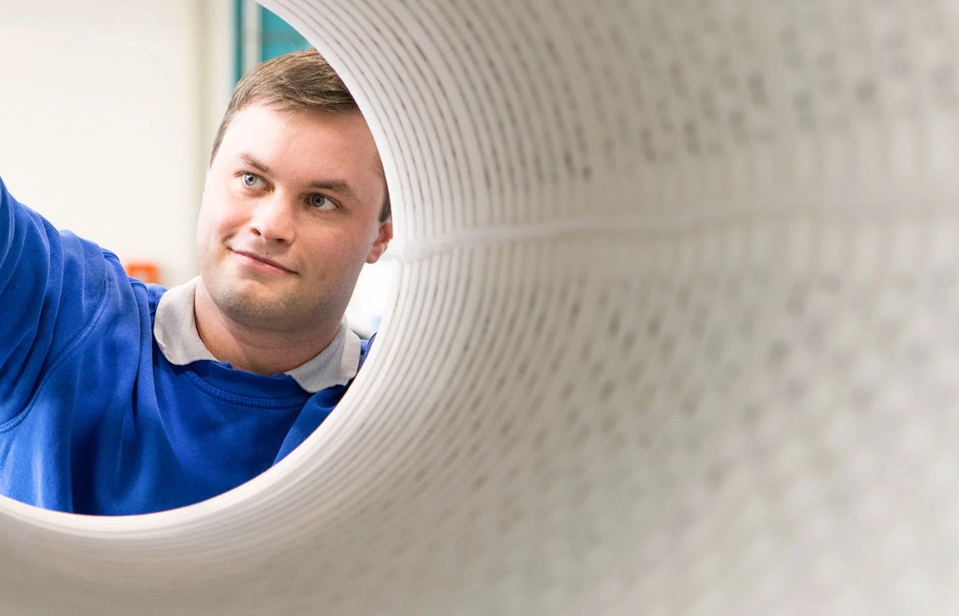 centrotherm Mitarbeiter vor einem Quarzrohr