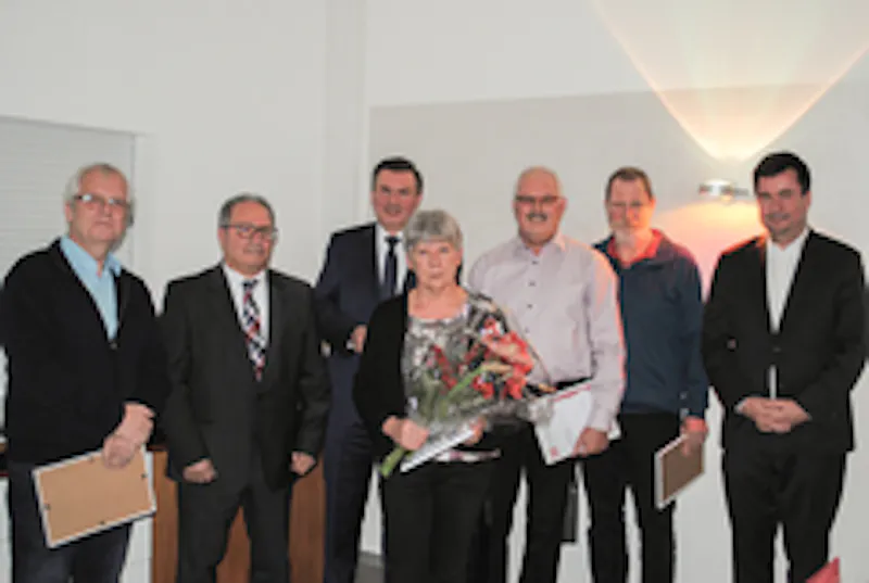 Joachim Schurr (30 Jahre), Nicola Perniola (Betriebsratsvorsitzender), Gunter Fauth (Vorstand Operations), Elsbeth Ertug (35 Jahre), Ronald Rogg (30 Jahre), Alexander Piechulla (25 Jahre) und Jan von Schuckmann (Vorstandsvorsitzender).