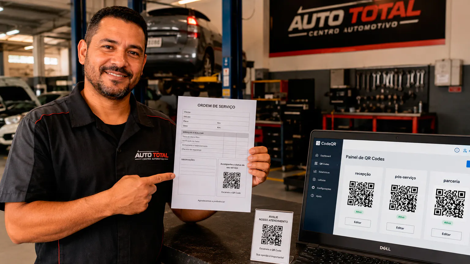 Mecânico em oficina apontando para QR Code em ordem de serviço e placa de recepção