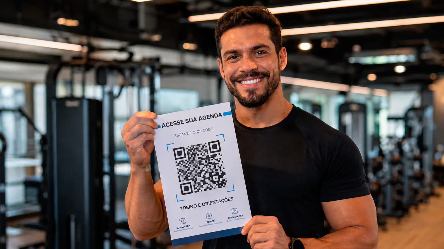 Texto alternativo Personal trainer mostrando um QR Code em uma ficha de treino para acesso a agenda e orientações