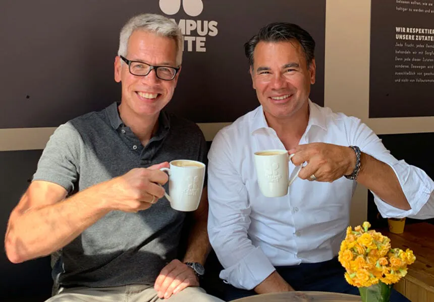 Dr. Stefan Tewes und Frank Stebisch trinken gemeinsam Kaffee