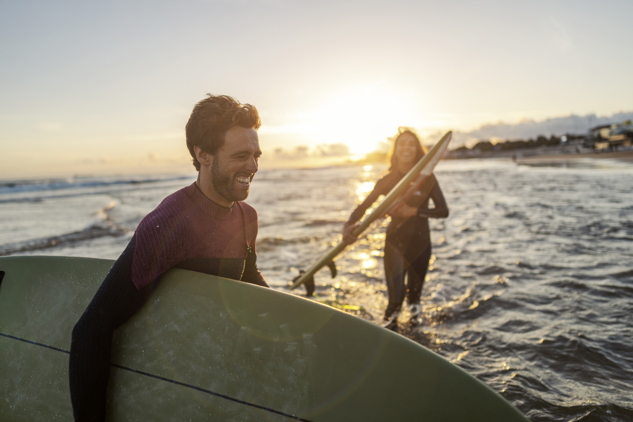 couple surfing