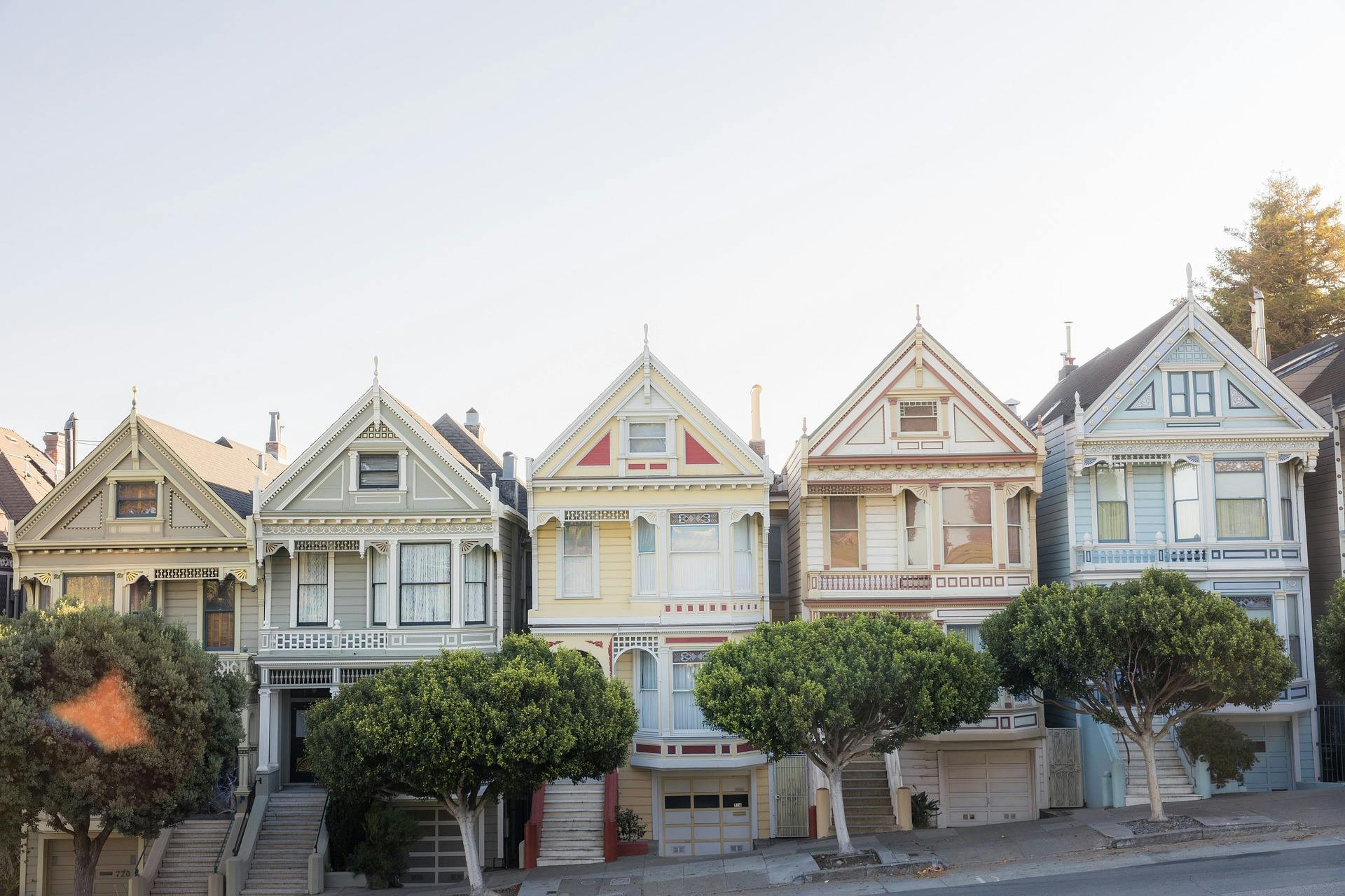 Houses going up the hill in San Francisco, photo by Pixabay