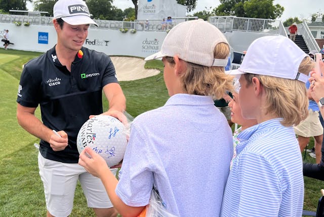 kids getting autograph
