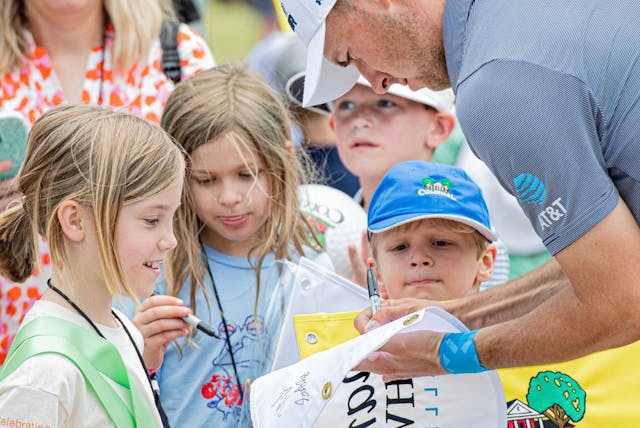 kids getting autograph