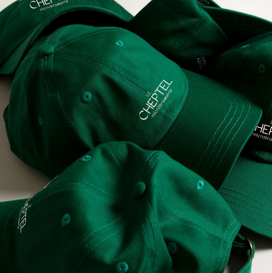 Exemple de casquette ayant des éléments graphiques provenant de l'image de marque de la microbrasserie Le Cheptel