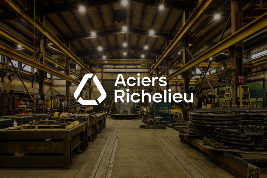 Nouveau logo d'Aciers Richelieu avec une photo de l'usine en arrière-plan