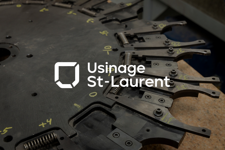 Nouveau logo d'Usinage St-Laurent avec une photo d'une pièce usinée en arrière-plan