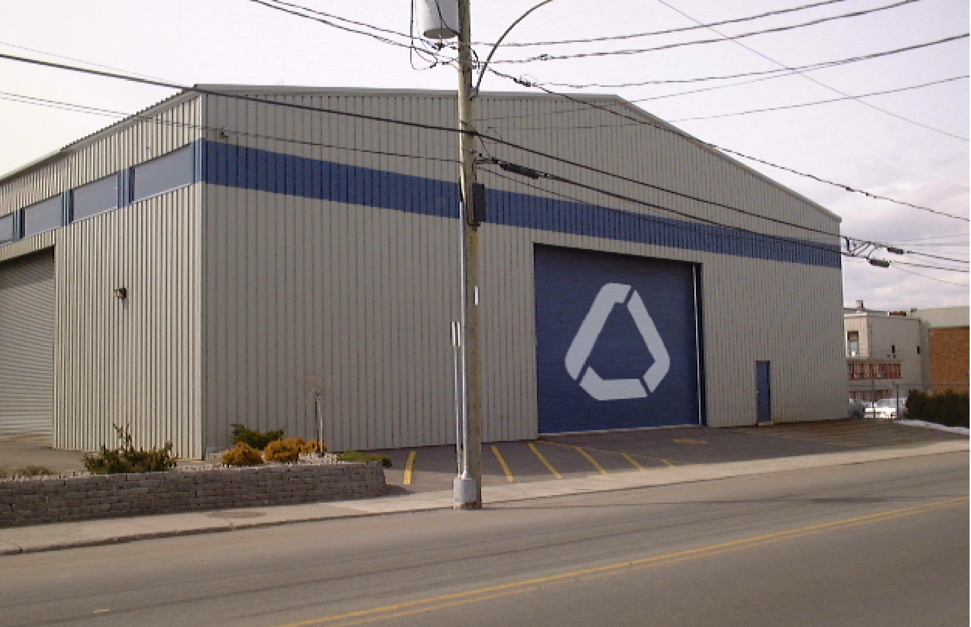 Photo de l'usine d'Aciers Richelieu avec le nouveau logo d'Aciers Richelieu