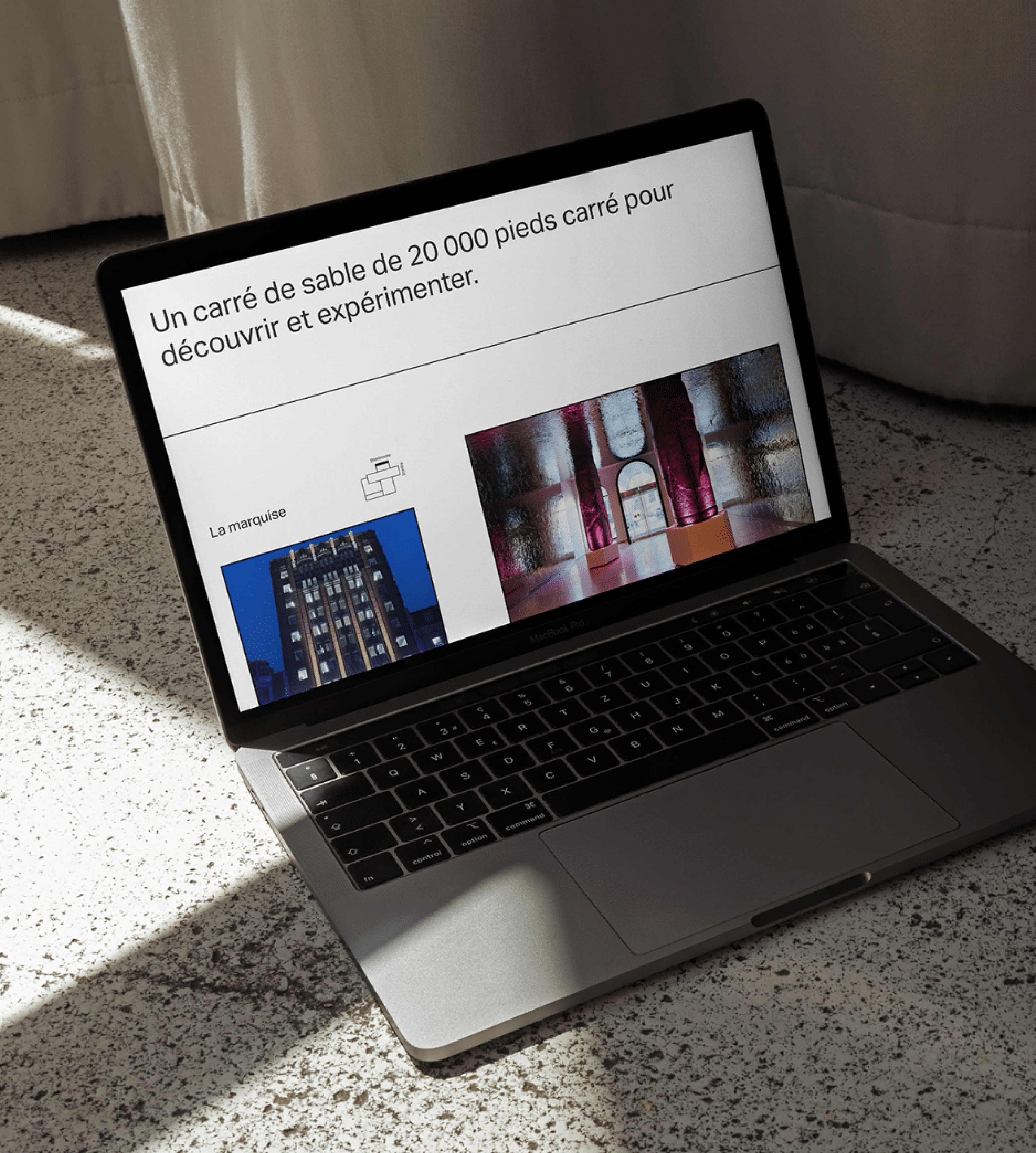 Ordinateur portable avec un exemple d'une page du site web de la Maison Alcan