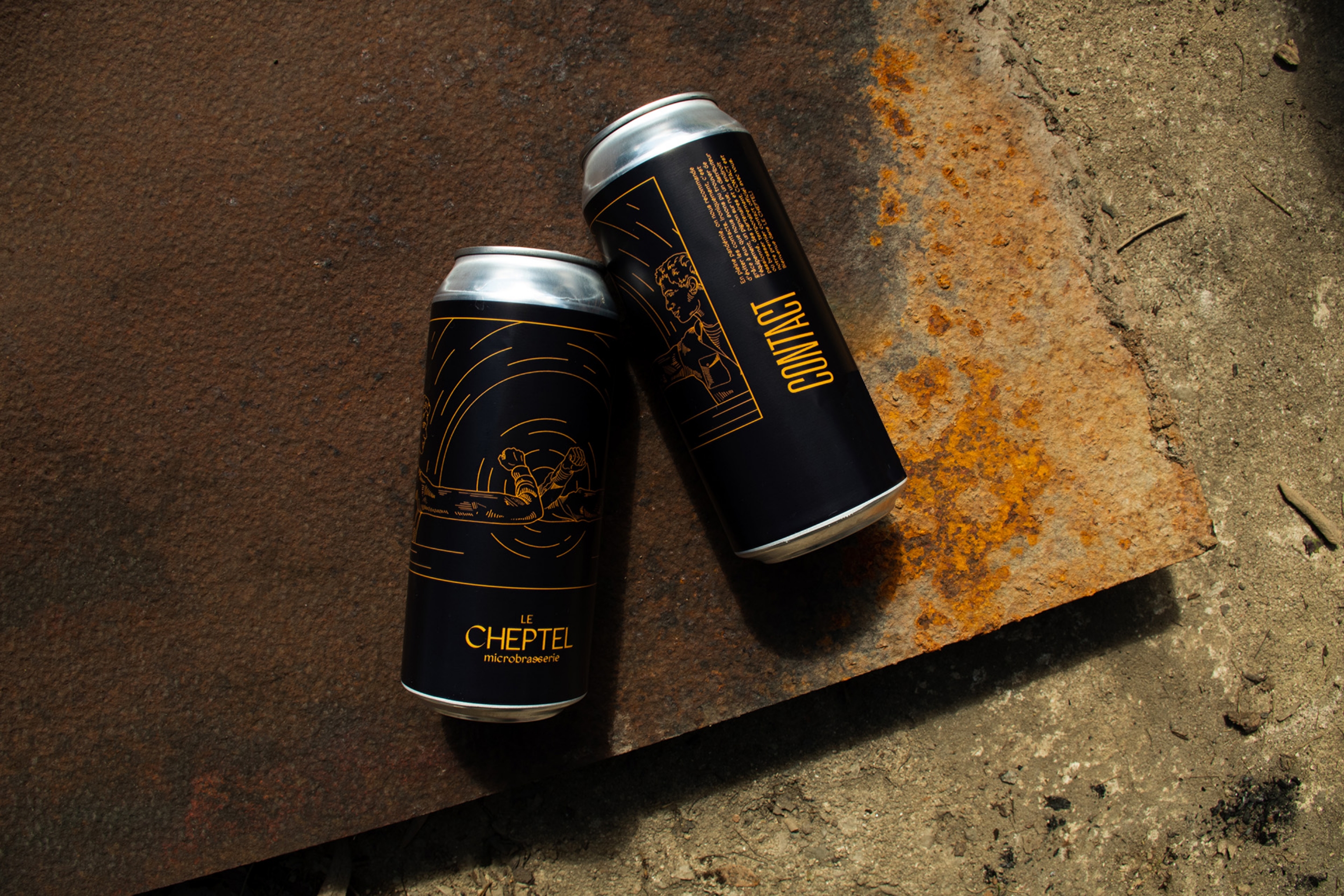 Deux canettes de bières Contact de la microbrasserie Le Cheptel