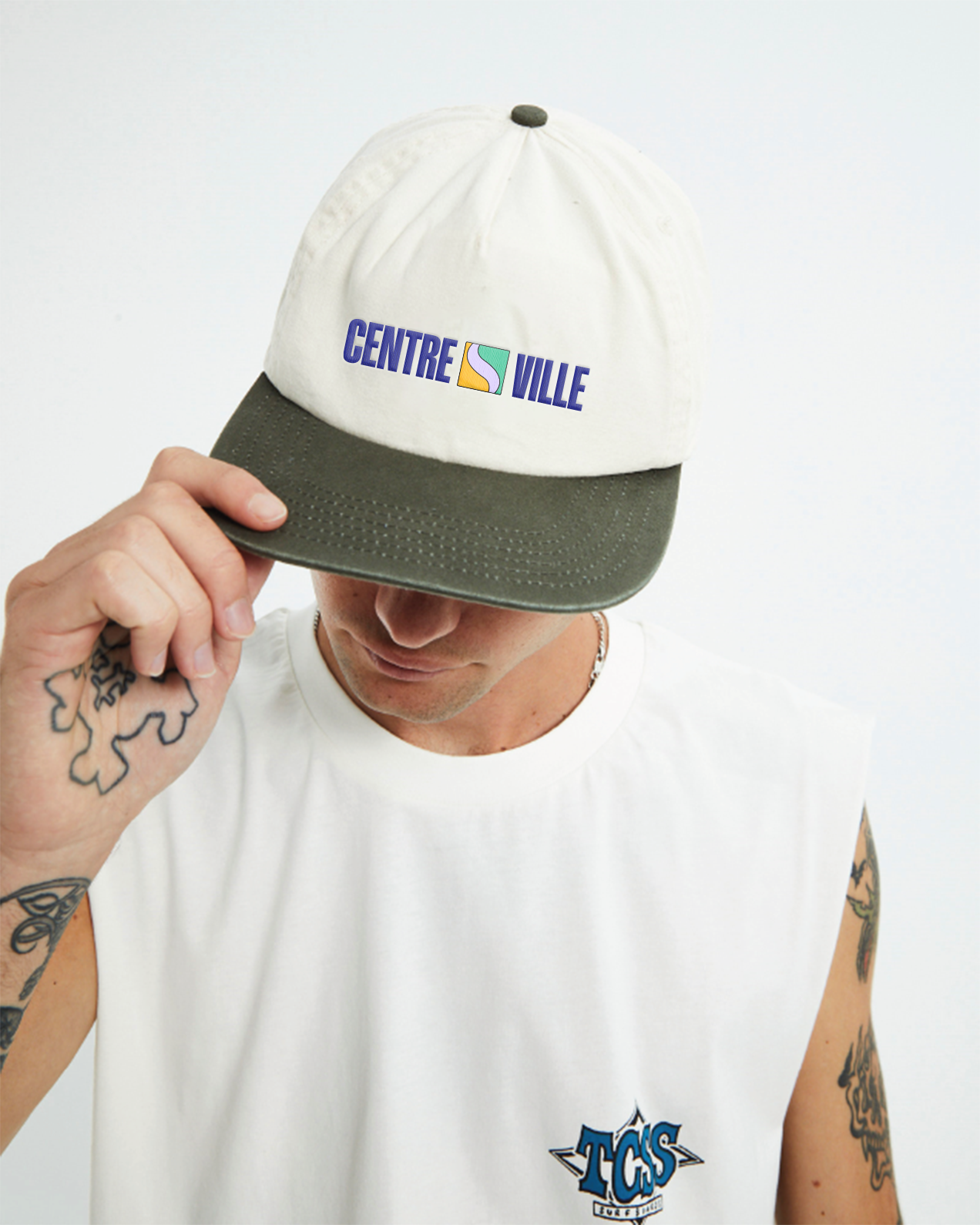 Exemple de casquette et exemple de camisole avec des éléments graphiques de l'identité visuelle de la campagne On se voit en ville