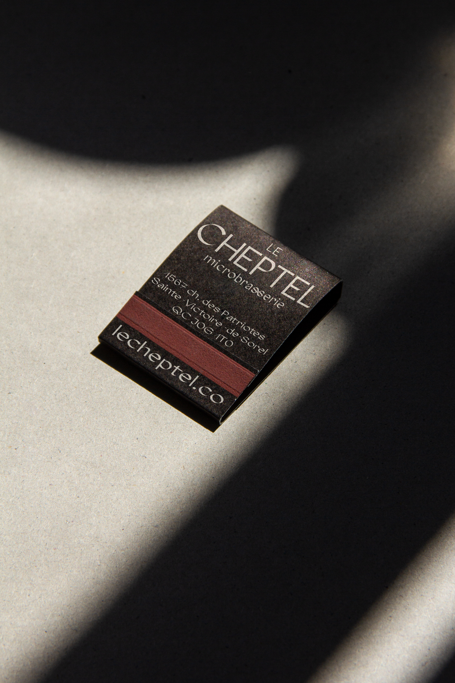 Représentation de l'identité visuelle de la microbrasserie Le Cheptel sur un paquet d'allumettes