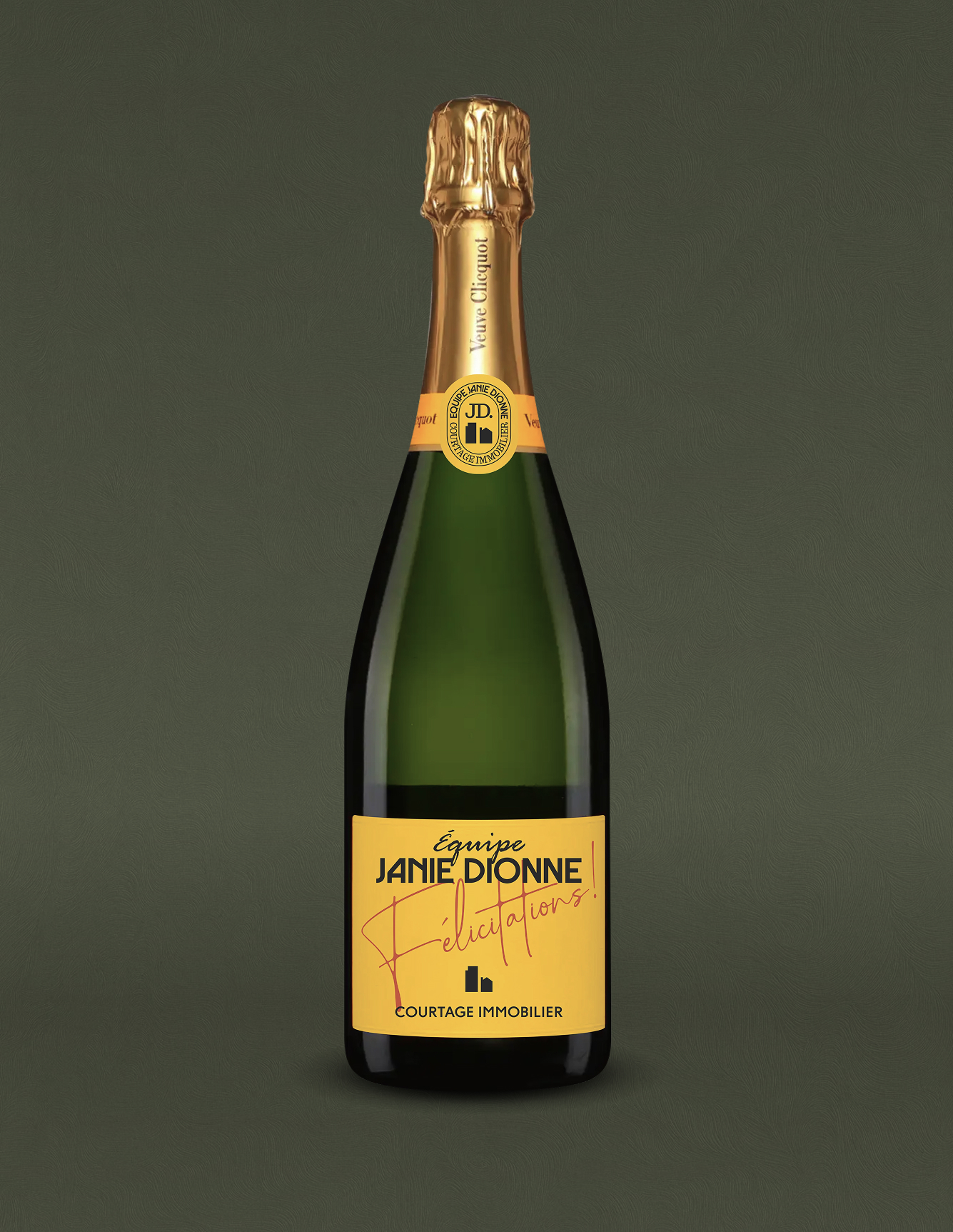 Bouteille de champagne Veuve Clicquot personnalisée avec une étiquette jaune portant le logo de l'Équipe Janie Dionne, le mot « Félicitations ! » écrit en rouge et la mention « Courtage immobilier ».