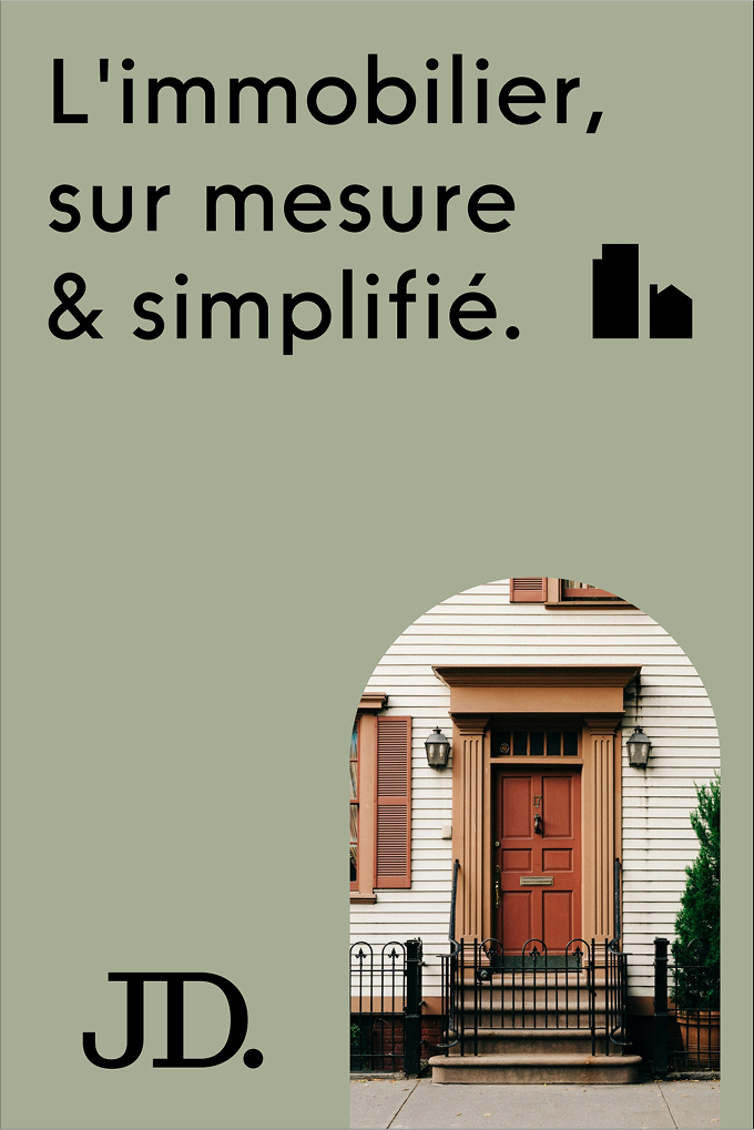 Affiche promotionnelle de JD. immobilier avec le slogan « L'immobilier, sur mesure & simplifié. » sur un fond vert olive. Une photo d'une maison classique avec porte rouge est encadrée en bas dans une arche arrondie, accompagnée d'une icône représentant des bâtiments.