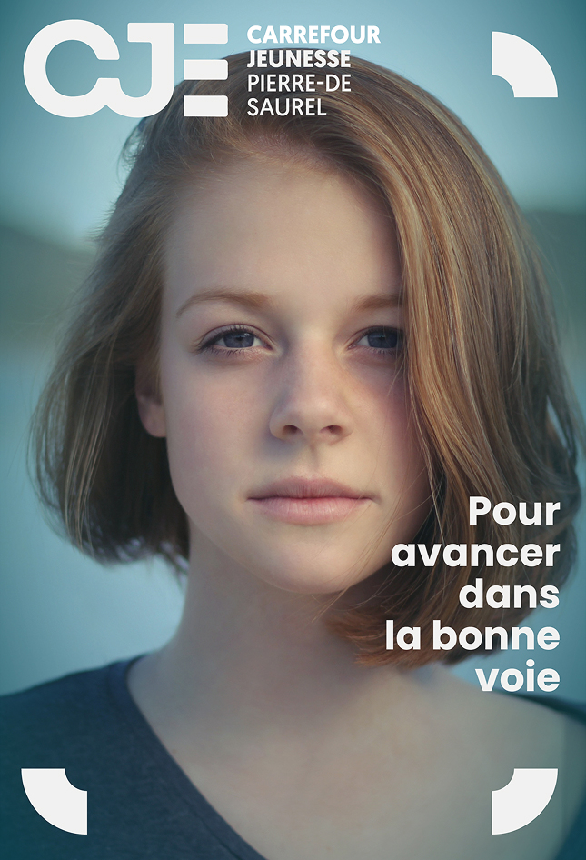 Portrait d'une jeune femme au regard déterminé, avec le logo du Carrefour Jeunesse Pierre-De Saurel et le slogan « Pour avancer dans la bonne voie » en blanc sur fond bleu dégradé.
