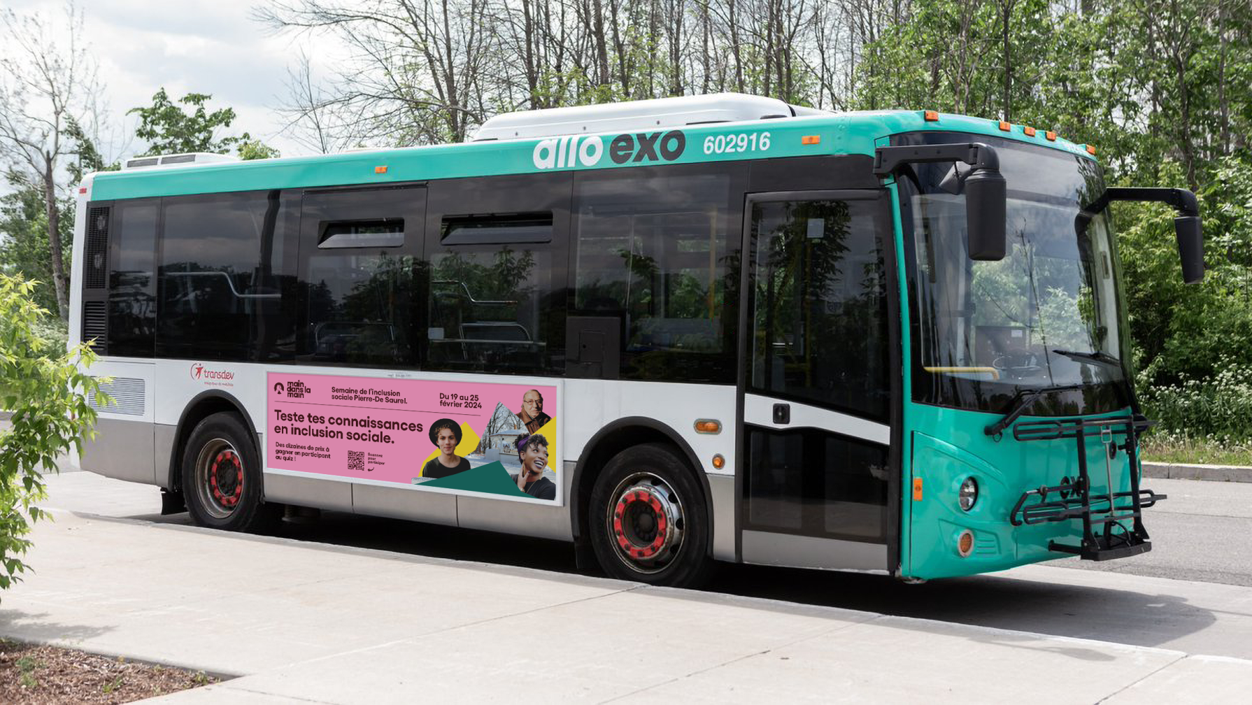Bus de ville avec l'affiche du quiz de l'inclusion sociale de la campagne Main dans la main