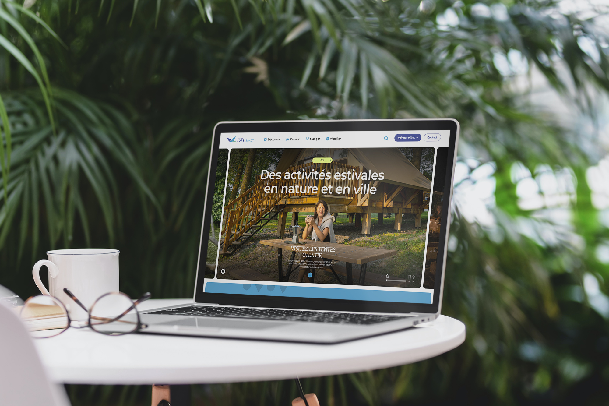 Ordinateur portable sur une table avec le site web de Tourisme Région Sorel-Tracy d'ouvert en première page