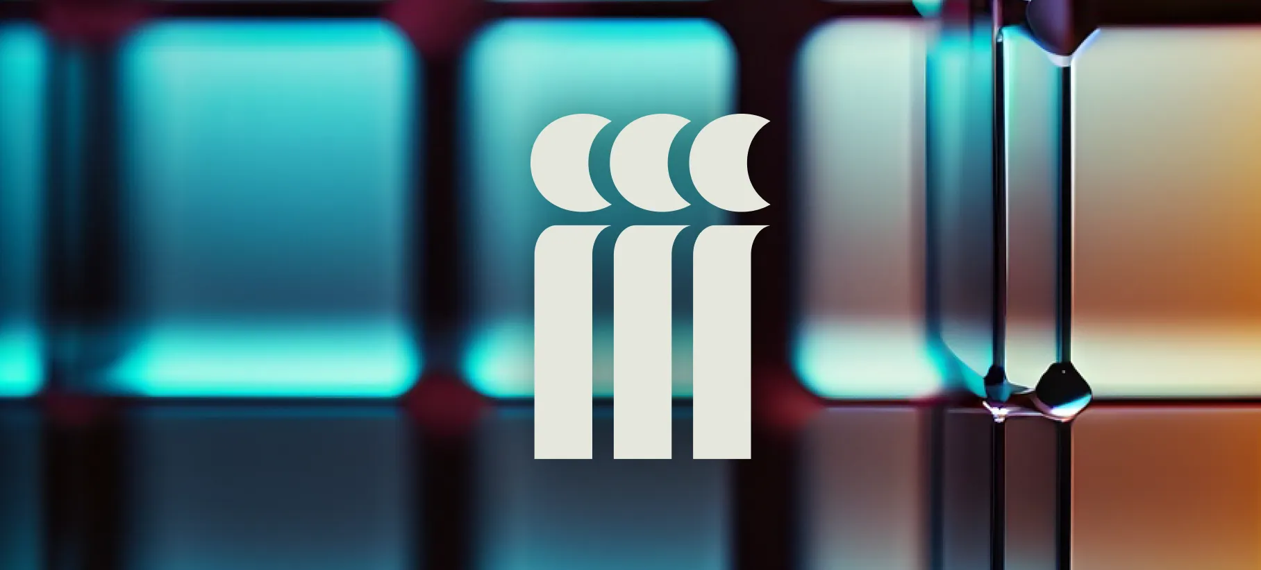 Logo minimaliste composé de trois formes verticales et de trois croissants au sommet, sur un fond flou aux dégradés bleus et orangés.