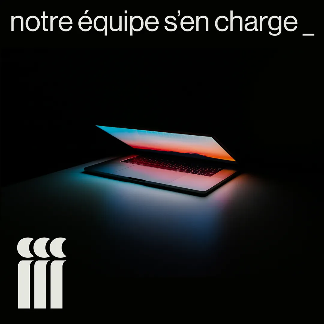 Ordinateur portable à moitié ouvert émettant une lueur colorée, avec le texte « notre équipe s’en charge » en haut et un logo minimaliste blanc en bas à gauche.