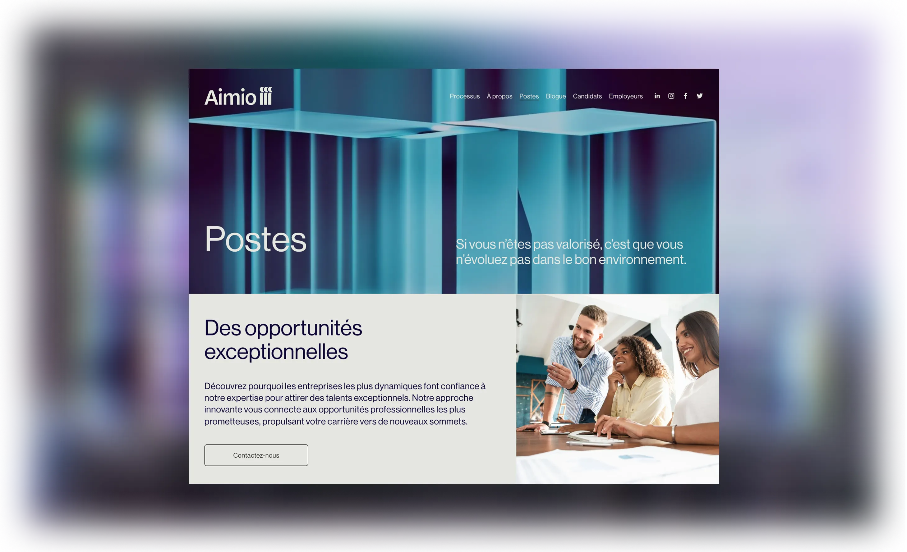 Page web avec en-tête « Postes » sur un fond bleu et texte « Si vous n’êtes pas valorisé, c’est que vous n’évoluez pas dans le bon environnement ». Section inférieure avec le titre « Des opportunités exceptionnelles » et une image montrant trois personnes souriantes collaborant autour d’une table.