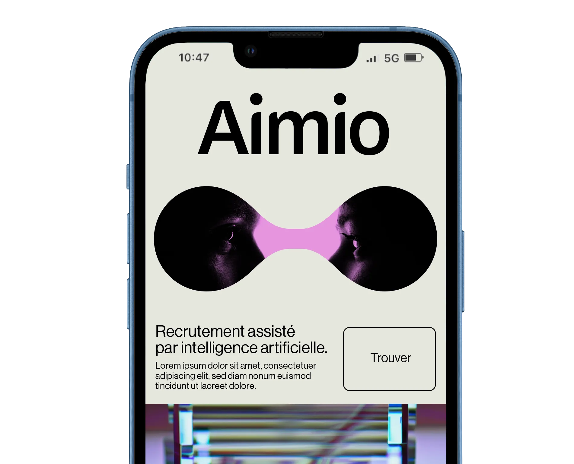 Interface mobile affichant le site Aimio avec le texte « Recrutement assisté par intelligence artificielle », un visuel de visages se regardant dans une forme sablier rose, et un bouton « Trouver ».