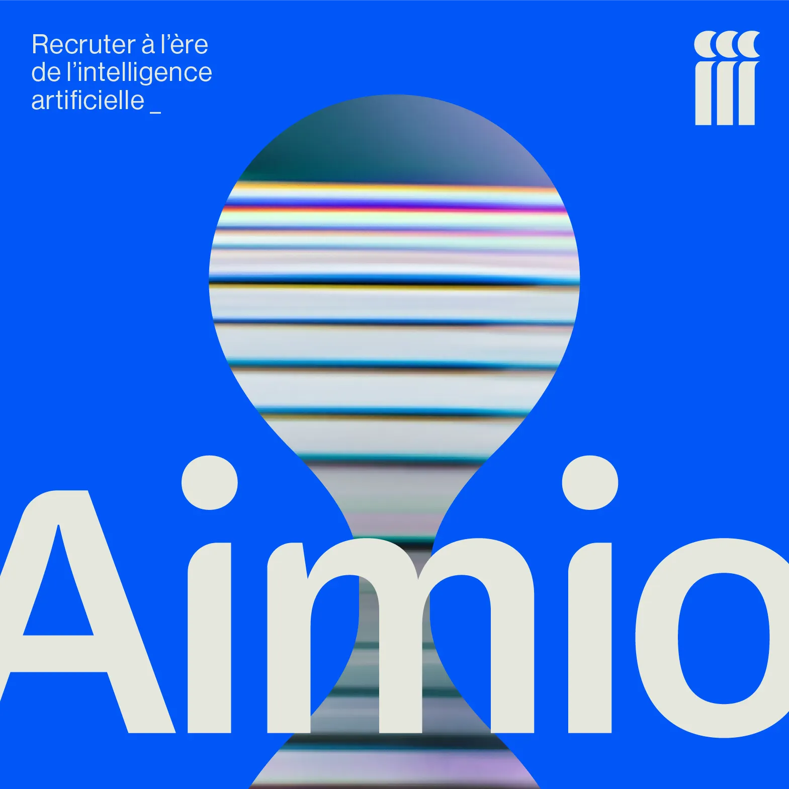 Visuel promotionnel sur fond bleu vif avec le texte « Recruter à l’ère de l’intelligence artificielle », le logo Aimio en haut à droite et une forme de sablier contenant des lignes colorées. Le mot « Aimio » occupe la majeure partie en bas.