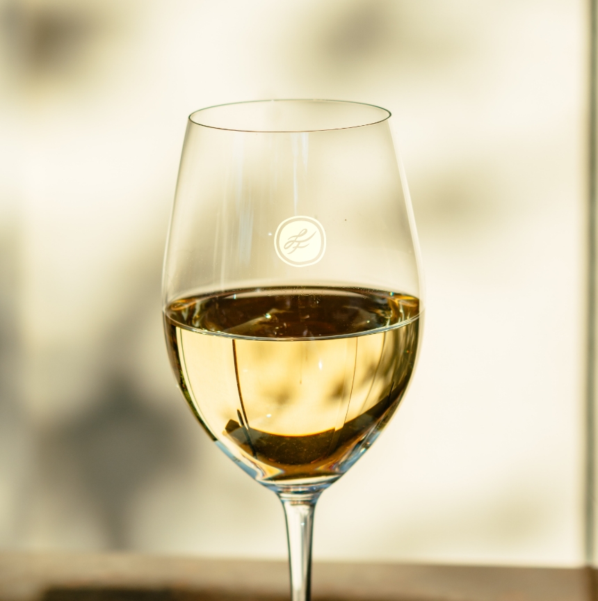 Coupe de vin blanc avec le logo du restaurant Le Fougasse