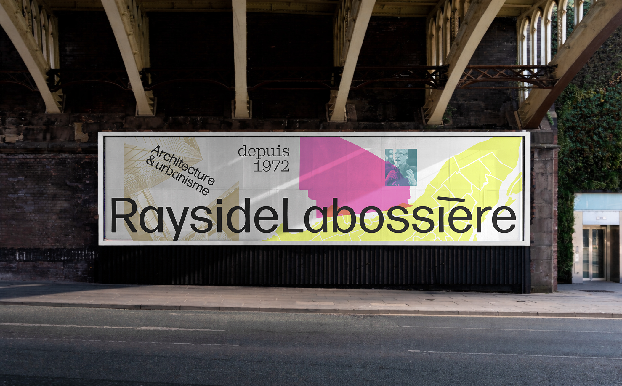Composition typographique verticale créée par l'agence Colosse pour Rayside Labossière. Le nom de la firme traverse l'affiche en une diagonale ascendante sur fond blanc, contrastant avec le texte horizontal 'Architecture et urbanisme'.