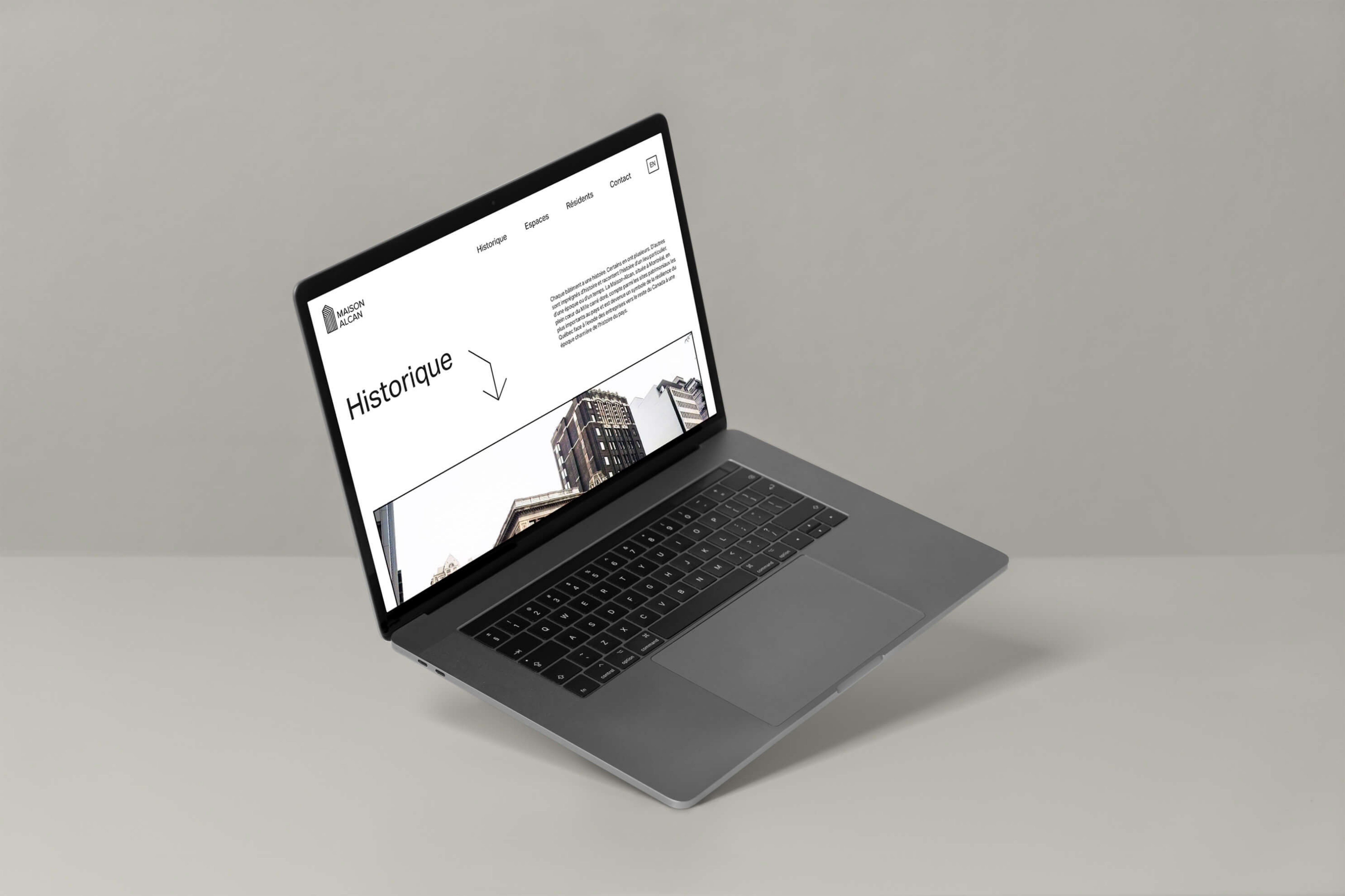 Ordinateur portable avec un exemple de la page « Historique » du site web de la Maison Alcan