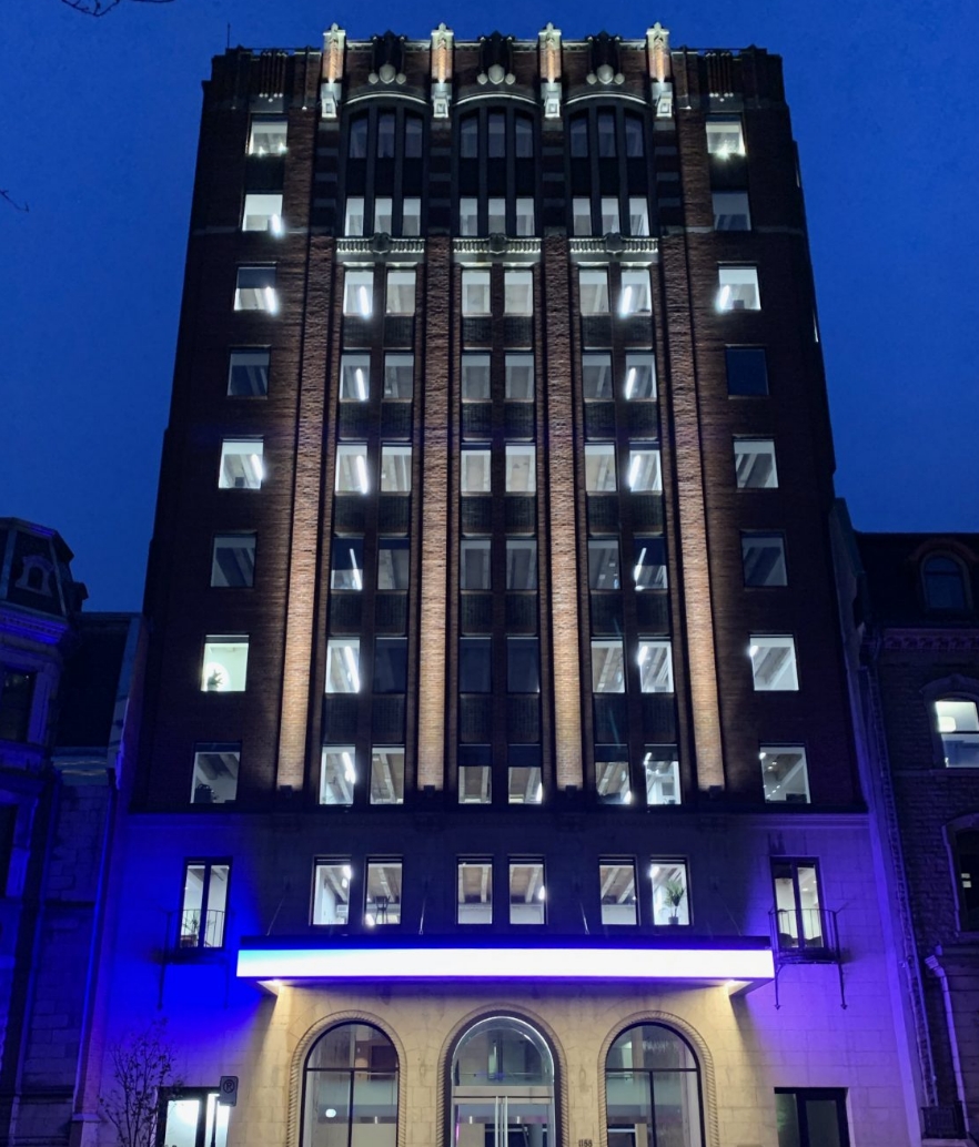 Vue extérieure durant la nuit de l'établissement de la Maison Alcan