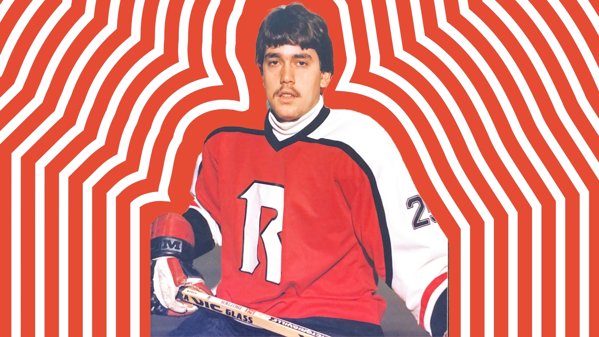 Photo d'un ancien membre des Rebelles avec éléments visuels de l'identité visuelle pour le 50 ans des Rebelles