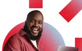 homem negro feliz com computador usando a internet claro 500 mega