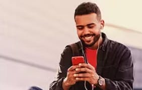 homem feliz usando o wi-fi 6 da internet claro no celular