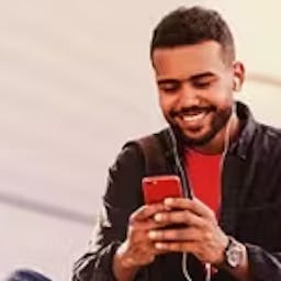 homem feliz usando o wi-fi 6 da internet claro no celular