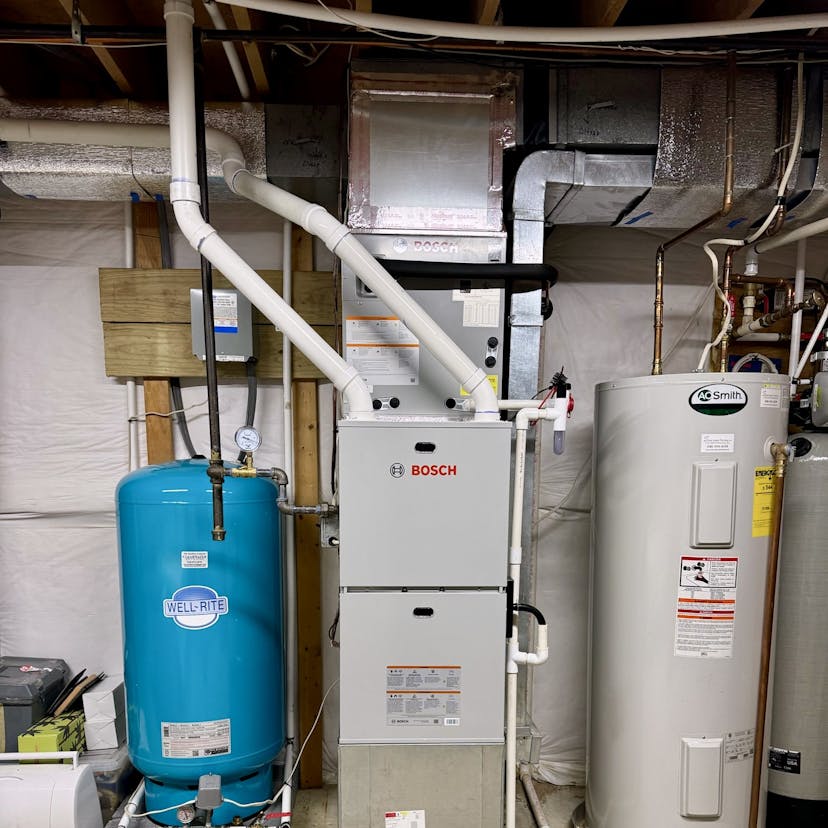 Unidad de aire acondicionado instalada en el sótano