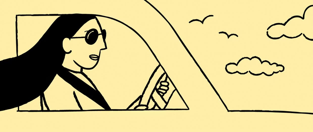 Vrouw met zonnebril in auto
