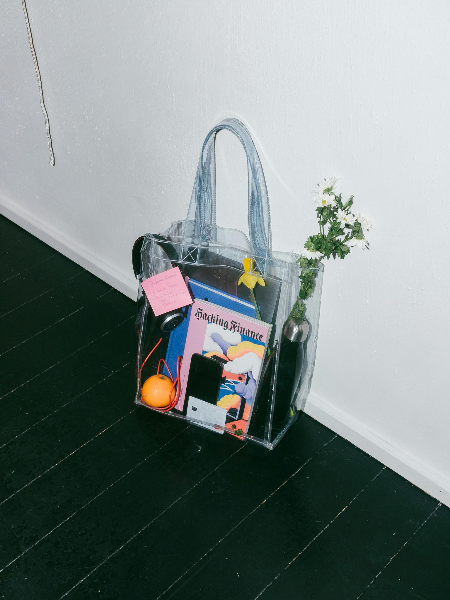 Sac transparent contenant un assortiment d’objets