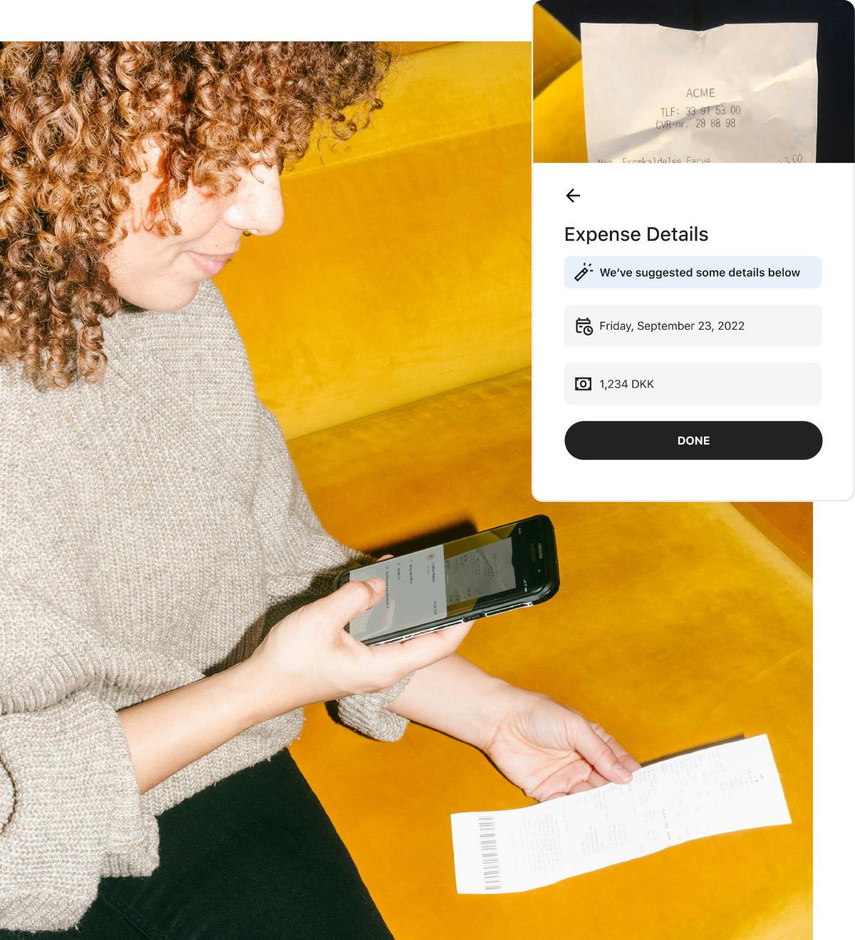 Photo d’une personne scannant un reçu avec l’application Pleo