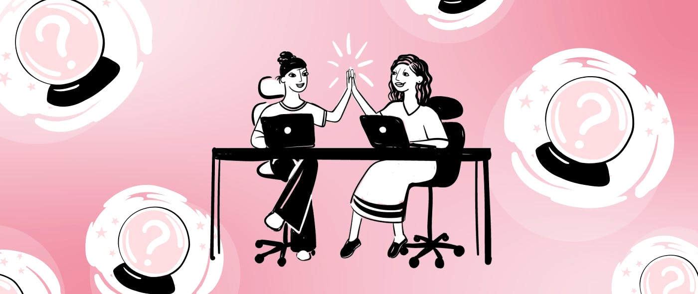 Två medarbetare gör high five vid ett skrivbord