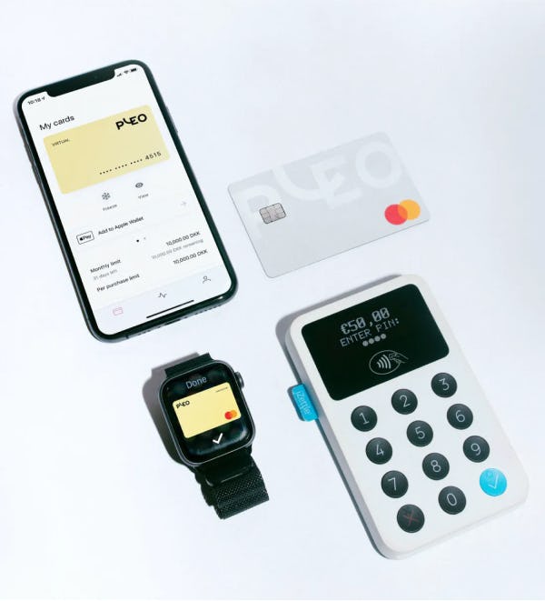 Företagskort från Pleo i form av fysiskt kort samt virtuellt kort i smartphone och smartklocka