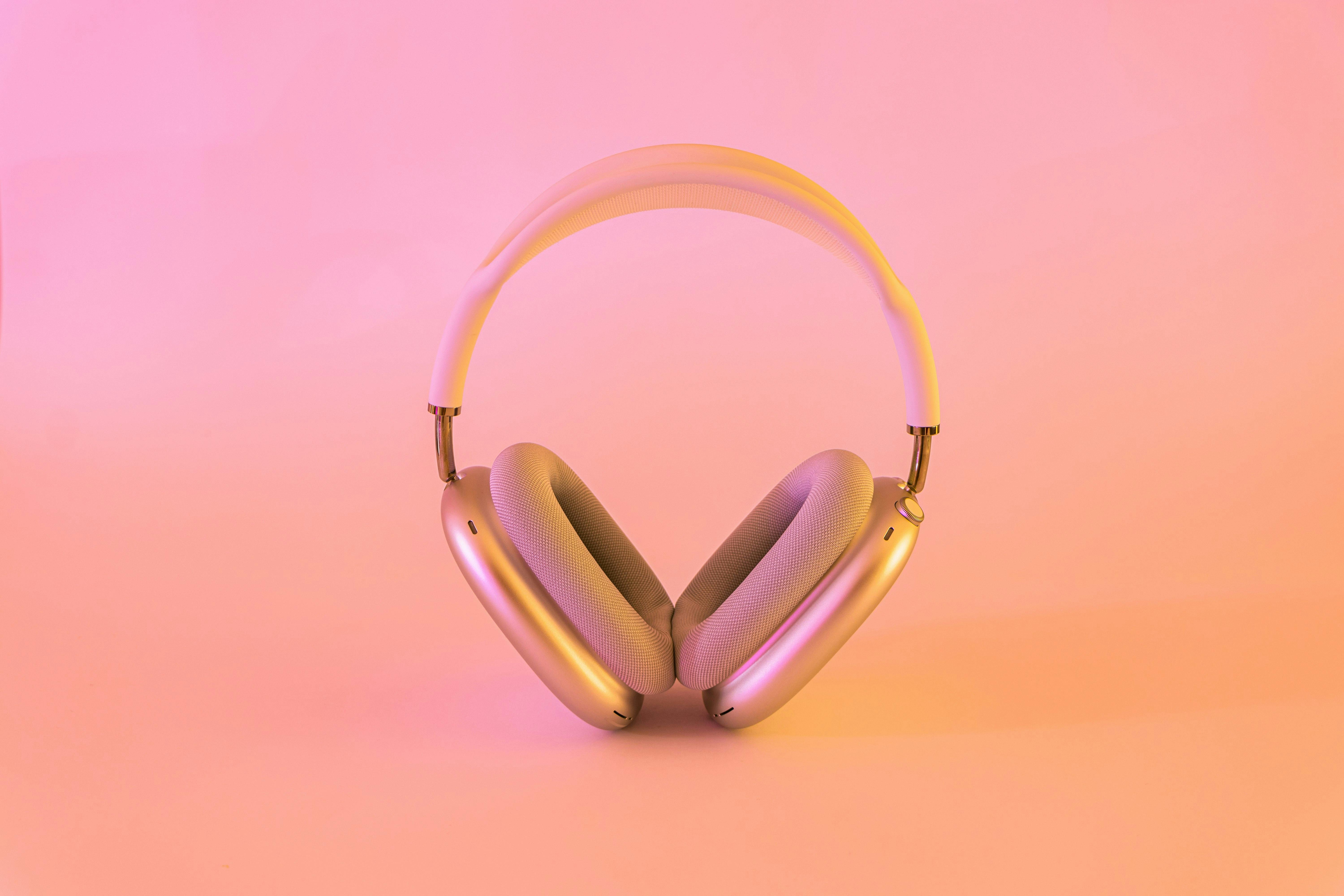 Photo d'un casque sans fil posé sur une table moderne, ambiance lumineuse douce, mettant en avant le design élégant et les coussinets confortables du casque.