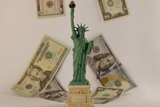 Statue of Liberty with cash raining down 