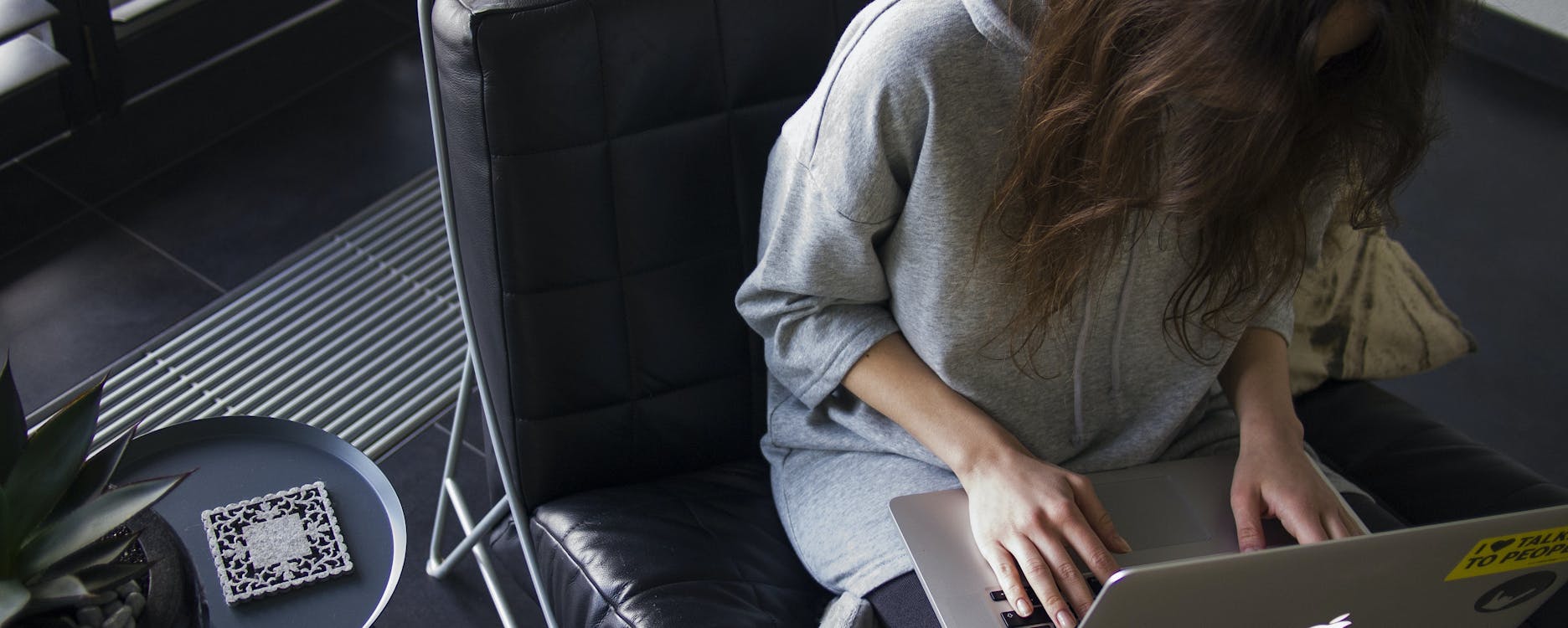 Le décret élargissant le nombre de personnes jugées à risque face au Covid-19 et ouvrant le chômage partiel à ces "personnes les plus vulnérables face au risque de forme grave d'infection" est paru ce mercredi au Journal officiel et entrera en vigueur ce jeudi 12 novembre.