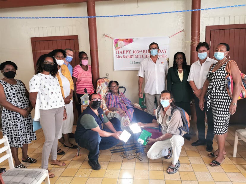 Le Président Daniel Gibbs salue l'engagement des électriciens sans Frontières sur notre territoire Remise-centenaire-lampes-solaires.jpg