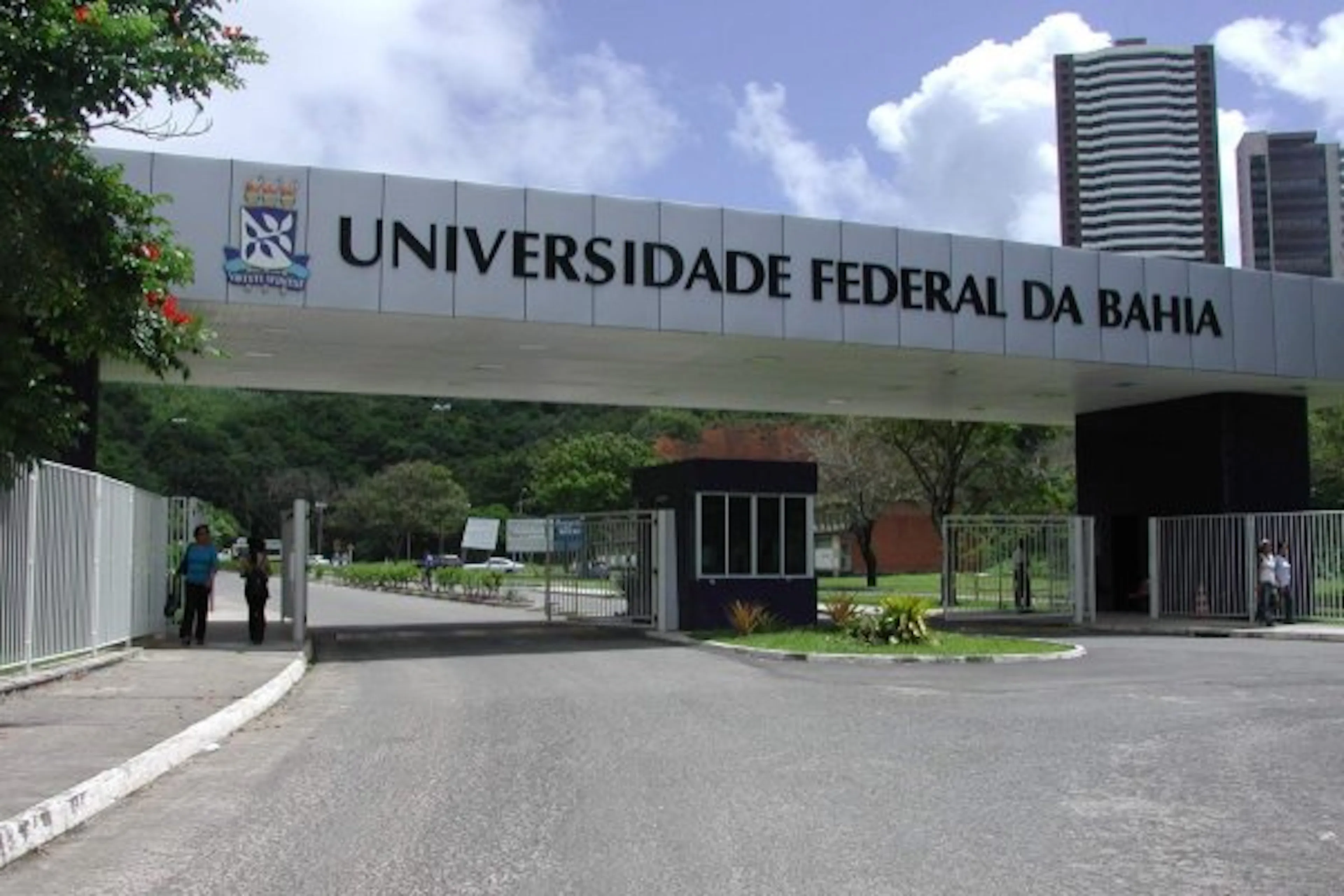 UFBA abre concurso com 139 vagas e salários de até R$ 5,2 mil